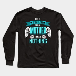 im a veterinarian and a mother I fear nothing Long Sleeve T-Shirt